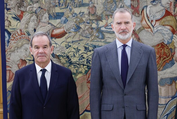 Su Majestad el Rey junto al secretario general Iberoamericano, Andrés Allamand Zavala