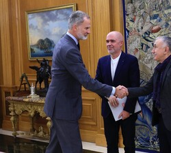 Don Felipe recibe el saludo de Josep María Álvarez Suárez, secretario general de la Confederación Sindical de la Unión General de Trabajadoras y Traba