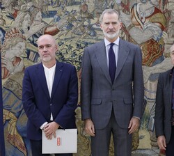 Su Majestad el Rey junto a Unai Sordo Calvo y Josep María Álvarez Suárez, secretarios generales de CCOO y UGT, respectivamente