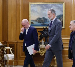 EL Rey y Unai Sordo Calvo y Josep María Álvarez Suárez, se dirigen al despacho de Don Felipe