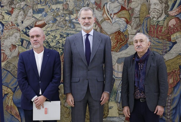 Su Majestad el Rey junto a Unai Sordo Calvo y Josep María Álvarez Suárez, secretarios generales de CCOO y UGT, respectivamente