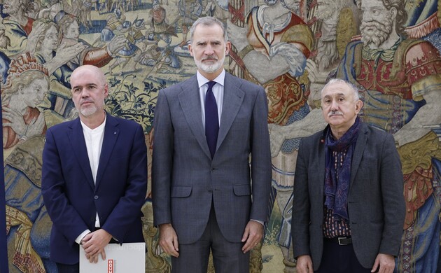 Su Majestad el Rey junto a Unai Sordo Calvo y Josep María Álvarez Suárez, secretarios generales de CCOO y UGT, respectivamente