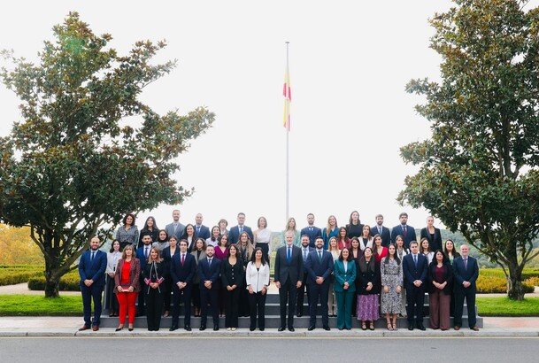 Su Majestad el Rey junto a las XXXIII, XXXIV, XXXV y XXXVI promociones del Cuerpo Superior de Interventores y Auditores de la Administración de la Seg