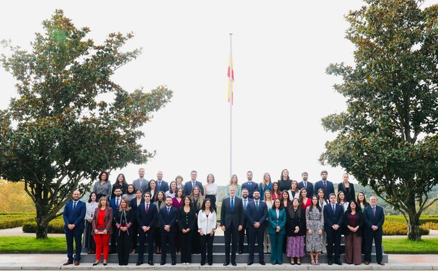 Su Majestad el Rey junto a las XXXIII, XXXIV, XXXV y XXXVI promociones del Cuerpo Superior de Interventores y Auditores de la Administración de la Seg