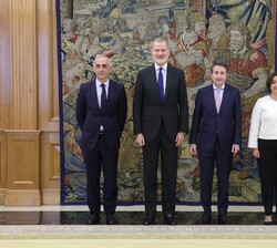 Su Majestad el Rey acompañado de Josu Jon Imaz San Miguel, Fernando Prieto Ríos y Mónica Otero Platas, presidente, secretario general y coordinadora g