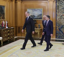 Don Felipe, acompañado del presidente de la Fundación Consejo España-EE.UU., Josu Jon Imaz San Miguel y acompañantes se dirigen al despacho de Su Maje