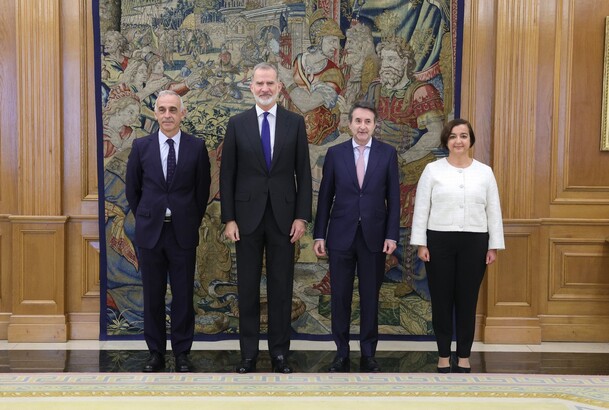 Su Majestad el Rey acompañado de Josu Jon Imaz San Miguel, Fernando Prieto Ríos y Mónica Otero Platas, presidente, secretario general y coordinadora g