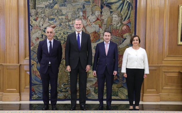 Su Majestad el Rey acompañado de Josu Jon Imaz San Miguel, Fernando Prieto Ríos y Mónica Otero Platas, presidente, secretario general y coordinadora g