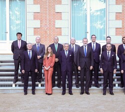 Fotografía de grupo de Su Majestad el Rey junto a una representación de la plataforma informativa "Generación de Oportunidades"