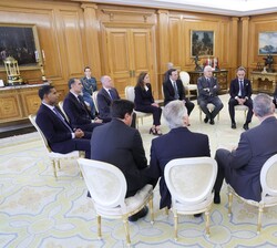 Don Felipe en el transcurso de la audiencia con una representación de la plataforma informativa "Generación de Oportunidades"