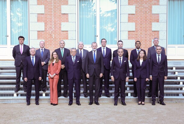 Fotografía de grupo de Su Majestad el Rey junto a una representación de la plataforma informativa "Generación de Oportunidades"