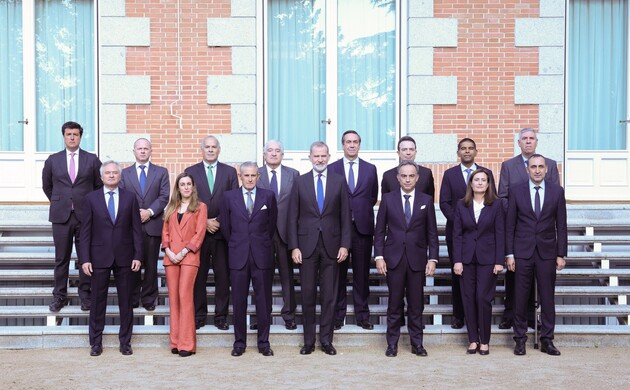 Fotografía de grupo de Su Majestad el Rey junto a una representación de la plataforma informativa "Generación de Oportunidades"