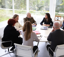 Su Majestad la Reina durante la reunión con representantes de las entidades sociales de ámbito Nacional que están trabajando para ayudar a las persona