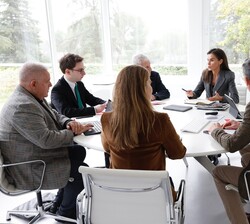 Su Majestad la Reina conversa con los asistentes a la reunión con representantes de las entidades sociales de ámbito Nacional que están trabajando par