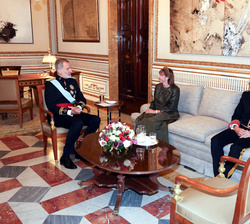 Su Majestad el Rey conversa con la embajadora del Principado de Andorra, Sra. Eva Descarrega García