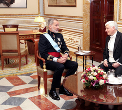 Su Majestad el Rey conversa con el embajador del Reino de Bélgica, Sr. Didier Charles J. Nagant de Deuxchaisnes