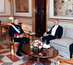 Su Majestad el Rey conversa con el embajador de la República de Chipre, Sr. Michalis Ioannou