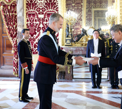 Su Majestad el Rey recibe las Cartas Credenciales del embajador de la República de Corea, Sr. Lim Soosuk