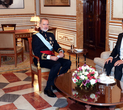 Su Majestad el Rey conversa con el embajador de la República de Corea, Sr. Lim Soosuk