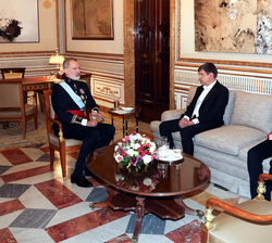 Su Majestad el Rey conversa con el embajador de la República de Letonia, Sr, Janis Zlamets