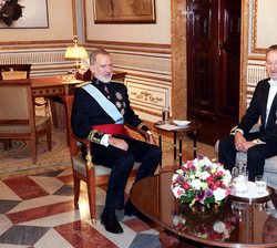Su Majestad el Rey conversa con el embajador del Reino de Suecia, Sr. Per-Arne Hjelmborn