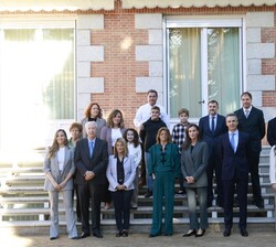 Su Majestad la Reina junto a la representación de la Asociación Española de Porfiria asistente a la audiencia