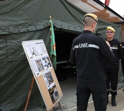 Su Majestad el Rey recibe explicaciones de la organización de la UME en la Base “Jaime I” en Bétera