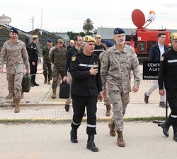 Su Majestad el Rey durante su recorrido por las instalaciones de la Base