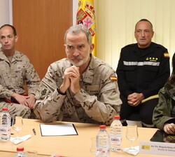 Su Majestad el Rey durante el briefing de situación en el puesto de Mando Principal de la UME