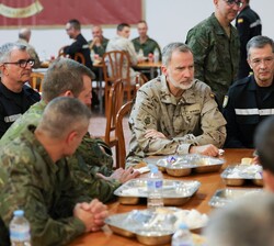 Su Majestad el Rey conversa con personal militar en el comedor