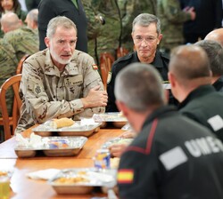 Su Majestad el Rey conversa con personal de la UME en el comedor
