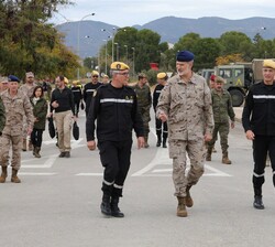 Su Majestad el Rey durante su recorrido por las instalaciones de la Base