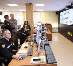 Su Majestad el Rey durante su visita al puesto de Mando Principal de la UME