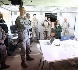 Su Majestad el Rey durante su visita a la Base “Jaime I” en Bétera