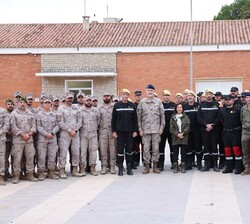 Su Majestad el Rey con la ministra de Defensa junto al personal militar desplegado en la zona