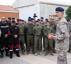 Su Majestad el Rey dirige unas breves palabras al personal militar desplegado en la zona