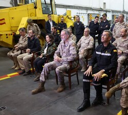 Su Majestad el Rey momentos antes de la presentación de las actividades del Buque