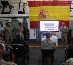 Su Majestad el Rey recibe las explicaciones sobre el despliegue de los efectivos