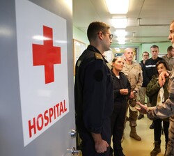 Su Majestad el Rey visita el hospital del Buque