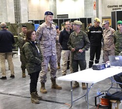 Su Majestad el Rey recibe explicaciones sobre las capacidades desplegadas de las unidades de Transmisiones y Logística del Ejército de Tierra