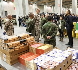 Su Majestad el Rey durante su visita a las diferentes zonas de la Base Logística