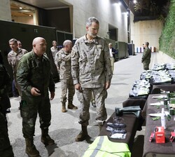 Su Majestad el Rey visita las diferentes zonas de la Base Logística