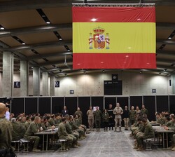 Su Majestad el Rey durante su encuentro con el personal de la Base Logística