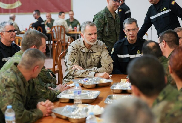 Su Majestad el Rey conversa con personal militar en el comedor