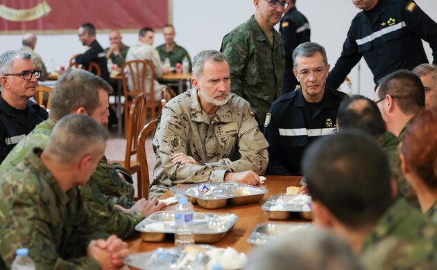 Su Majestad el Rey conversa con personal militar en el comedor