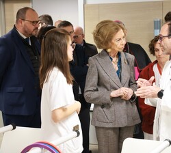 La Reina Sofía recibe explicaciones durante la visita a la Fundación Instituto San José
