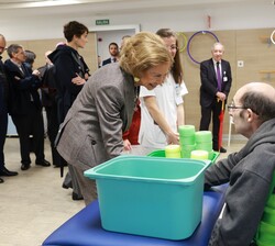 Doña Sofía con una de las personas pacientes de la Fundación Instituto San José