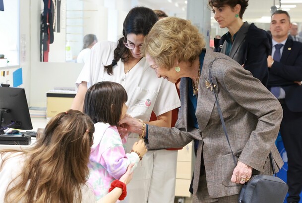 La Reina Sofía con los niños pacientes en la Fundación Instituto San José