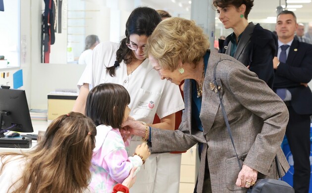 La Reina Sofía con los niños pacientes en la Fundación Instituto San José
