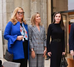 Su Majestad la Reina con el presidente de la Fundación AEquitas y del Consejo General del Notariado, la secretaria general para la Innovación y Calida